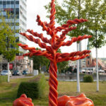 Roter Baum im Berufsverkehr