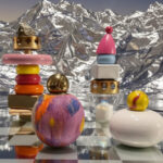 Das Schachbrett der Banalität: Kindische Plastikträume vor einer Alufolien-Apokalypse