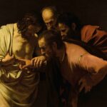 Caravaggios Der ungläubige Thomas: Christus führt den Finger des Apostels in seine Seitenwunde; zwei weitere Männer sehen zu.