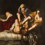 Artemisia Gentileschis Judith im goldgelben Kleid enthauptet Holofernes, während ihre Begleiterin ihn auf dem Bett niederhält.